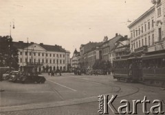 Lata 30-te, Warszawa, Polska.
Plac Teatralny. Na pierwszym planie widoczne są zaparkowane samochody oraz tramwaj. Na prawo - fragment Pałacu Jabłonowskich.
Fot. Kazimierz Petrulewicz, zbiory Ośrodka KARTA, kolekcję rodziny Petrulewiczów przekazały Halszka i Wanda Żuromskie