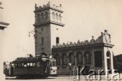 Lata 30-te, Warszawa, Polska.
Tramwaj przejeżdżający przez Most Poniatowskiego. Na dachu tramwaju widnieje napis reklamowy: 