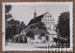 1940-1944, Radzyń Podlaski, woj. Lublin, Polska.
Renesansowy kościół pod wezwaniem Świętej Trójcy, na pierwszym planie sklep Spółdzielni Stowarzyszenia Spożywców.
Fot. Kazimierz Petrulewicz, zbiory Ośrodka KARTA, kolekcję rodziny Petrulewiczów udostępniły Halszka i Wanda Żuromskie