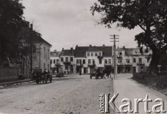 1940-1944, Radzyń Podlaski, woj. Lublin, Polska.
Ulica Lubelska, w głębi domy przy Rynku miasteczka.
Fot. Kazimierz Petrulewicz, zbiory Ośrodka KARTA, kolekcję rodziny Petrulewiczów udostępniły Halszka i Wanda Żuromskie