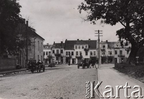 1940-1944, Radzyń Podlaski, woj. Lublin, Polska.
Ulica Lubelska, w głębi domy przy Rynku miasteczka.
Fot. Kazimierz Petrulewicz, zbiory Ośrodka KARTA, kolekcję rodziny Petrulewiczów udostępniły Halszka i Wanda Żuromskie