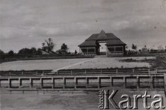 1940-1944, Radzyń Podlaski, woj. Lublin, Polska.
Stadion miejski, kąpielisko nad rzeką Białką, w tle budynek szatni.
Fot. Kazimierz Petrulewicz, zbiory Ośrodka KARTA, kolekcję rodziny Petrulewiczów udostępniły Halszka i Wanda Żuromskie
