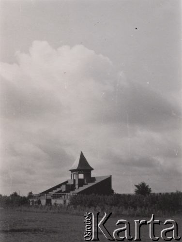 1940-1944, Radzyń Podlaski, woj. Lublin, Polska.
Budynek szatni.
Fot. Kazimierz Petrulewicz, zbiory Ośrodka KARTA, kolekcję rodziny Petrulewiczów udostępniły Halszka i Wanda Żuromskie