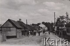 1940-1944, Radzyń Podlaski, woj. Lublin, Polska.
Fragment miasteczka, przechodnie na ulicy.
Fot. Kazimierz Petrulewicz, zbiory Ośrodka KARTA, kolekcję rodziny Petrulewiczów udostępniły Halszka i Wanda Żuromskie