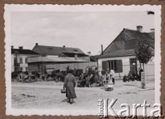 1940-1944, Radzyń Podlaski, woj. Lublin, Polska.
Fragment miasteczka, grupa ludzi na ulicy, z lewej konie stojące obok wozów.
Fot. Kazimierz Petrulewicz, zbiory Ośrodka KARTA, kolekcję rodziny Petrulewiczów udostępniły Halszka i Wanda Żuromskie
