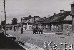 1940-1944, Radzyń Podlaski, woj. Lublin, Polska.
Fragment miasteczka, drewniana zabudowa.
Fot. Kazimierz Petrulewicz, zbiory Ośrodka KARTA, kolekcję rodziny Petrulewiczów udostępniły Halszka i Wanda Żuromskie