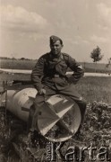 1940-1944, Radzyń Podlaski, woj. Lublin, Polska.
Niemiecki żołnierz siedzący na pocisku.
Fot. Kazimierz Petrulewicz, zbiory Ośrodka KARTA, kolekcję rodziny Petrulewiczów udostępniły Halszka i Wanda Żuromskie