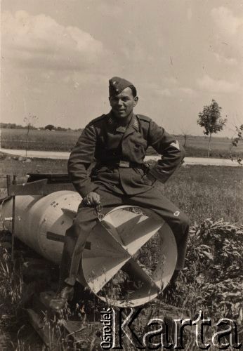 1940-1944, Radzyń Podlaski, woj. Lublin, Polska.
Niemiecki żołnierz siedzący na pocisku.
Fot. Kazimierz Petrulewicz, zbiory Ośrodka KARTA, kolekcję rodziny Petrulewiczów udostępniły Halszka i Wanda Żuromskie