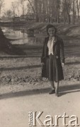 1940-1944, Radzyń Podlaski, woj. Lublin, Polska.
Dziewczyna w parku miejskim na tle stawu, w głębi widoczny drewniany domek dla łabędzi w stylu chińskiej pagody.
Fot. Kazimierz Petrulewicz, zbiory Ośrodka KARTA, kolekcję rodziny Petrulewiczów udostępniły Halszka i Wanda Żuromskie
