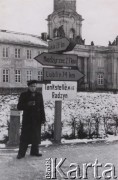 1940-1944, Radzyń Podlaski, woj. Lublin, Polska.
Młody mężczyzna obok drogowskazu, w tle pałac Potockich.
Fot. Kazimierz Petrulewicz, zbiory Ośrodka KARTA, kolekcję rodziny Petrulewiczów udostępniły Halszka i Wanda Żuromskie