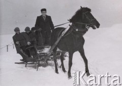 1940-1944, Radzyń Podlaski, woj. Lublin, Polska.
Kulig, grupa młodzieży w saniach, stoi Kazimierz Petrulewicz.
Fot. NN, zbiory Ośrodka KARTA, kolekcję rodziny Petrulewiczów udostępniły Halszka i Wanda Żuromskie