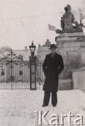 1940-1944, Radzyń Podlaski, woj. Lublin, Polska.
Zbigniew Kobylański na tle pałacu Potockich, siedziby niemieckich władz okupacyjnych, nad którym powiewa flaga ze swastyką.
Fot. Kazimierz Petrulewicz, zbiory Ośrodka KARTA, kolekcję rodziny Petrulewiczów udostępniły Halszka i Wanda Żuromskie