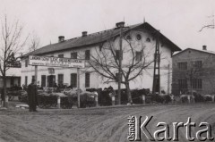 1940-1944, Radzyń Podlaski, woj. Lublin, Polska.
Wozy chłopów z okolicznych wsi obok budynku Powiatowej Spółdzielni Rolniczej.
Fot. Kazimierz Petrulewicz, zbiory Ośrodka KARTA, kolekcję rodziny Petrulewiczów udostępniły Halszka i Wanda Żuromskie