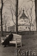 1940-1944, Radzyń Podlaski, woj. Lublin, Polska.
Mężczyzna siedzący na ławce w parku miejskim, w tle cerkiew prawosławna.
Fot. Kazimierz Petrulewicz, zbiory Ośrodka KARTA, kolekcję rodziny Petrulewiczów udostępniły Halszka i Wanda Żuromskie