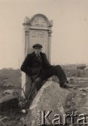 1940-1944, Radzyń Podlaski, woj. Lublin, Polska.
Cmentarz żydowski, Kazimierz Petrulewicz obok jednego ze zniszczonych nagrobków.
Fot. NN, zbiory Ośrodka KARTA, kolekcję rodziny Petrulewiczów udostępniły Halszka i Wanda Żuromskie