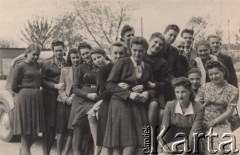 1940-1944, Radzyń Podlaski, woj. Lublin, Polska.
Grupa młodzieży na ulicy.
Fot. Kazimierz Petrulewicz, zbiory Ośrodka KARTA, kolekcję rodziny Petrulewiczów udostępniły Halszka i Wanda Żuromskie