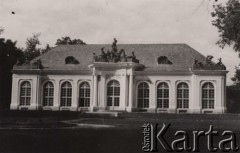 1940-1944, Radzyń Podlaski, woj. Lublin, Polska.
Oranżeria pałacu Potockich w parku.
Fot. Kazimierz Petrulewicz, zbiory Ośrodka KARTA, kolekcję rodziny Petrulewiczów udostępniły Halszka i Wanda Żuromskie