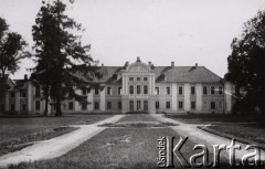 1940-1944, Radzyń Podlaski, woj. Lublin, Polska.
Fasada pałacu Potockich, wyremontowanego przez okupacyjne władze niemieckie, widok od strony parku.
Fot. Kazimierz Petrulewicz, zbiory Ośrodka KARTA, kolekcję rodziny Petrulewiczów udostępniły Halszka i Wanda Żuromskie