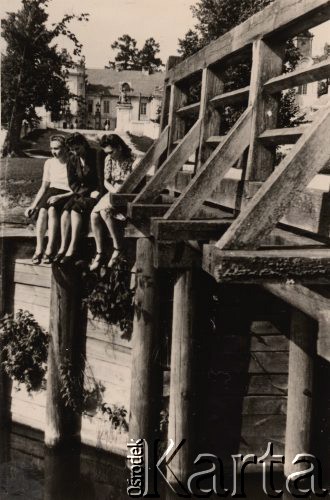 1940-1944, Radzyń Podlaski, woj. Lublin, Polska.
Dziewczyny siedzące na moście, w tle pałac Potockich.
Fot. Kazimierz Petrulewicz, zbiory Ośrodka KARTA, kolekcję rodziny Petrulewiczów udostępniły Halszka i Wanda Żuromskie