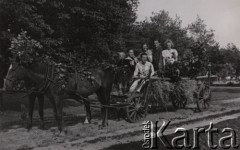 1940-1944, Radzyń Podlaski, woj. Lublin, Polska.
Młodzież z Radzynia jadąca wozem na majówkę, konie są przystrojone gałęziami.
Fot. Kazimierz Petrulewicz, zbiory Ośrodka KARTA, kolekcję rodziny Petrulewiczów udostępniły Halszka i Wanda Żuromskie
