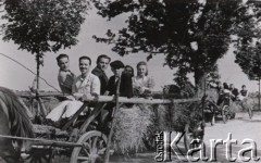1940-1944, Radzyń Podlaski, woj. Lublin, Polska.
Młodzież z Radzynia jadąca wozami na majówkę.
Fot. Kazimierz Petrulewicz, zbiory Ośrodka KARTA, kolekcję rodziny Petrulewiczów udostępniły Halszka i Wanda Żuromskie
