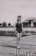1940-1944, Radzyń Podlaski, woj. Lublin, Polska.
Kąpielisko nad rzeczką Białką, dziewczyna w stroju kąpielowym, w tle szatnia stadionu.
Fot. Kazimierz Petrulewicz, zbiory Ośrodka KARTA, kolekcję rodziny Petrulewiczów udostępniły Halszka i Wanda Żuromskie
