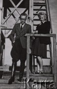 1940-1944, Radzyń Podlaski, woj. Lublin, Polska.
Kazimierz Petrulewicz (w marynarce, oficerkach i pumpach) ze swoją dziewczyną Basią.
Fot. NN, zbiory Ośrodka KARTA, kolekcję rodziny Petrulewiczów udostępniły Halszka i Wanda Żuromskie
