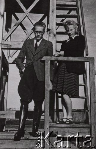 1940-1944, Radzyń Podlaski, woj. Lublin, Polska.
Kazimierz Petrulewicz (w marynarce, oficerkach i pumpach) ze swoją dziewczyną Basią.
Fot. NN, zbiory Ośrodka KARTA, kolekcję rodziny Petrulewiczów udostępniły Halszka i Wanda Żuromskie
