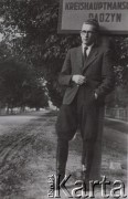 1940-1944, Radzyń Podlaski, woj. Lublin, Polska.
Kazimierz Petrulewicz w marynarce, pumpach i oficerkach.
Fot. NN, zbiory Ośrodka KARTA, kolekcję rodziny Petrulewiczów udostępniły Halszka i Wanda Żuromskie
