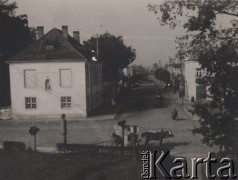 1940-1944, Radzyń Podlaski, woj. Lublin, Polska.
Ulica Ostrowiecka, z lewej dom parafialny kościoła pod wezwaniem Świętaj Trójcy.
Fot. Kazimierz Petrulewicz, zbiory Ośrodka KARTA, kolekcję rodziny Petrulewiczów udostępniły Halszka i Wanda Żuromskie

