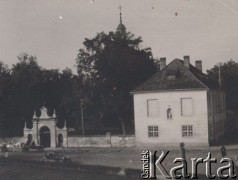 1940-1944, Radzyń Podlaski, woj. Lublin, Polska.
Ulica Lubelska, dom parafialny kościoła pod wezwaniem Świętej Trójcy i zabytkowa brama, za drzewami widoczna wieża kościoła.
Fot. Kazimierz Petrulewicz, zbiory Ośrodka KARTA, kolekcję rodziny Petrulewiczów udostępniły Halszka i Wanda Żuromskie
