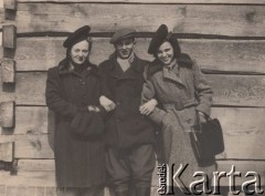 1940-1944, Radzyń Podlaski, woj. Lublin, Polska.
Dziewczyny w modnych kapeluszach i płaszczach, w środku chłopak w kurtce i kaszkiecie.
Fot. Kazimierz Petrulewicz, zbiory Ośrodka KARTA, kolekcję rodziny Petrulewiczów udostępniły Halszka i Wanda Żuromskie
