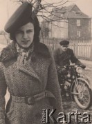 1940-1944, Radzyń Podlaski, woj. Lublin, Polska.
Dziewczyna w modnym płaszczu i kapeluszu, z tyłu na motocyklu Kazimierz Petrulewicz.
Fot. NN, zbiory Ośrodka KARTA, kolekcję rodziny Petrulewiczów udostępniły Halszka i Wanda Żuromskie
