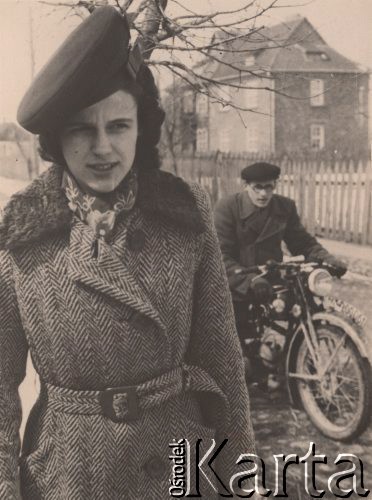 1940-1944, Radzyń Podlaski, woj. Lublin, Polska.
Dziewczyna w modnym płaszczu i kapeluszu, z tyłu na motocyklu Kazimierz Petrulewicz.
Fot. NN, zbiory Ośrodka KARTA, kolekcję rodziny Petrulewiczów udostępniły Halszka i Wanda Żuromskie
