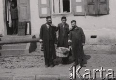 1940-1941, Radzyń Podlaski, woj. Lublin, Polska.
Trzej Żydzi z opaskami na rękawach na ulicy miasteczka.
Fot. Kazimierz Petrulewicz, zbiory Ośrodka KARTA, kolekcję rodziny Petrulewiczów udostępniły Halszka i Wanda Żuromskie
