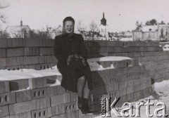 1940-1944, Radzyń Podlaski, woj. Lublin, Polska.
Dziewczyna Kazimierz Petrulewicza - Basia, siedząca na cegłach, w tle panorama miasteczka.
Fot. Kazimierz Petrulewicz, zbiory Ośrodka KARTA, kolekcję rodziny Petrulewiczów udostępniły Halszka i Wanda Żuromskie
