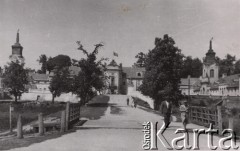 1940-1944, Radzyń Podlaski, woj. Lublin, Polska.
Pałac Potockich, siedziba władz okupacyjnych, widoczna flaga hitlerowska ze swastyką.
Fot. Kazimierz Petrulewicz, zbiory Ośrodka KARTA, kolekcję rodziny Petrulewiczów udostępniły Halszka i Wanda Żuromskie
