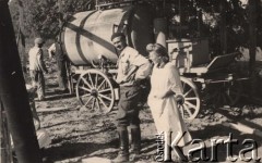 1940-1944, Radzyń Podlaski, woj. Lublin, Polska.
Beczkowóz w ogrodzie, w środku stoi Zbigniew Kobylański.
Fot. Kazimierz Petrulewicz, zbiory Ośrodka KARTA, kolekcję rodziny Petrulewiczów udostępniły Halszka i Wanda Żuromskie
