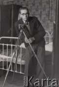 1940-1944, Radzyń Podlaski, woj. Lublin, Polska.
Kazimierz Petrulewicz, autor zdjęć z okupacyjnego Radzynia, z aparatem fotograficznym na statywie.
Fot. NN, zbiory Ośrodka KARTA, kolekcję rodziny Petrulewiczów udostępniły Halszka i Wanda Żuromskie
