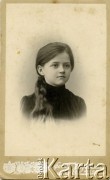 Rok 1907, Rosja.
Portret Anieli Kobylańskiej. Napis na odwrocie: 