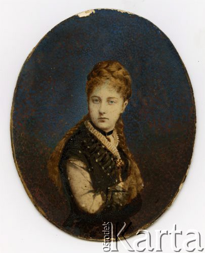 1880-1884, Warszawa.
Portret Marianny Sobockiej. Kobieta uczesana jest w modną ówcześnie fryzurę utworzoną ze splecionych warkoczy. 
Fot. Karoli & Pusch, zbiory Ośrodka KARTA, kolekcję rodziny Petrulewiczów przekazały Halszka i Wanda Żuromskie