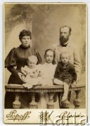 1896, Żytomierz, Rosja.
Katarzyna i Julian Żuromscy z dziećmi: Haliną, Jerzym i Kazimierzem. 
Fot. atelier Popoff, zbiory Ośrodka KARTA, kolekcję rodziny Petrulewiczów przekazały Halszka i Wanda Żuromskie