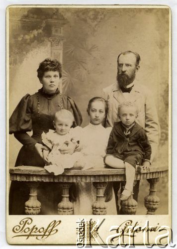 1896, Żytomierz, Rosja.
Katarzyna i Julian Żuromscy z dziećmi: Haliną, Jerzym i Kazimierzem. 
Fot. atelier Popoff, zbiory Ośrodka KARTA, kolekcję rodziny Petrulewiczów przekazały Halszka i Wanda Żuromskie