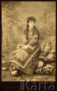 Przed 1900, Żytomierz, Rosja.
Portret Katarzyny ze Szpilewskich Żuromskiej. 
Fot. atelier E. Kozłowska, zbiory Ośrodka KARTA, kolekcję rodziny Petrulewiczów przekazały Halszka i Wanda Żuromskie