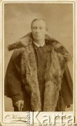 Ok. 1900, Żytomierz, Rosja.
Portret księdza Szpilewskiego - mężczyzna ubrany jest w zimowy płaszcz z futrzanym kołnierzem. 
Fot. C. Korycki, zbiory Ośrodka KARTA, kolekcję rodziny Petrulewiczów przekazały Halszka i Wanda Żuromskie