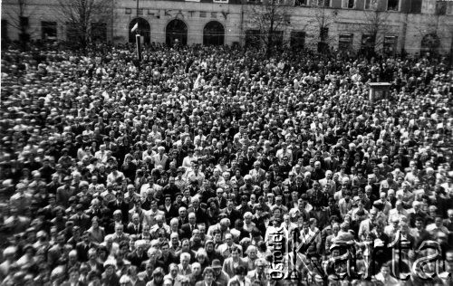 3.05.1981, Tychy, Polska.
Pierwsze w Tychach obchody niepodległościowe rocznicy podpisania Konstytucji 3-go maja. Na zdjęciu uczestnicy obchodów na placu Baczyńskiego przed kinem Andromeda.
Fot. NN, zbiory Ośrodka KARTA, przekazała Halina Spasowska