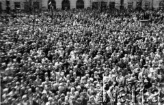 3.05.1981, Tychy, Polska.
Pierwsze w Tychach obchody niepodległościowe rocznicy podpisania Konstytucji 3-go maja. Na zdjęciu uczestnicy obchodów na placu Baczyńskiego przed kinem Andromeda.
Fot. NN, zbiory Ośrodka KARTA, przekazała Halina Spasowska