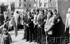 3.05.1981, Tychy, Polska.
Pierwsze w Tychach obchody niepodległościowe rocznicy podpisania Konstytucji 3-go maja. Na zdjęciu uczestnicy obchodów na placu Baczyńskiego przed kinem Andromeda.
Fot. NN, zbiory Ośrodka KARTA, przekazała Halina Spasowska