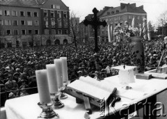 3.05.1981, Tychy, Polska.
Pierwsze w Tychach obchody niepodległościowe rocznicy podpisania Konstytucji 3-go maja. Na zdjęciu uczestnicy obchodów na placu Baczyńskiego przed kinem Andromeda.
Fot. NN, zbiory Ośrodka KARTA, przekazała Halina Spasowska