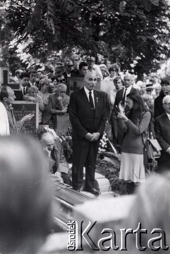 22.08.1970, Warszawa, Polska.
Pogrzeb Pawła Jasienicy, pisarza, autora esejów historycznych i publicysty na warszawskim cmentarzu na Powązkach. Na zdjęciu przemawia Jan Rzepecki, pułkownik i historyk. 
Fot. NN, zbiory Ośrodka KARTA, przekazała Maria Lipska, wdowa po Janie Józefie Lipskim